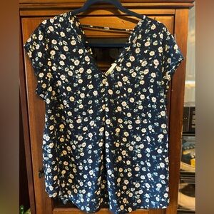 Beautiful Floral Short Sleeved Top by DR2 size Large.